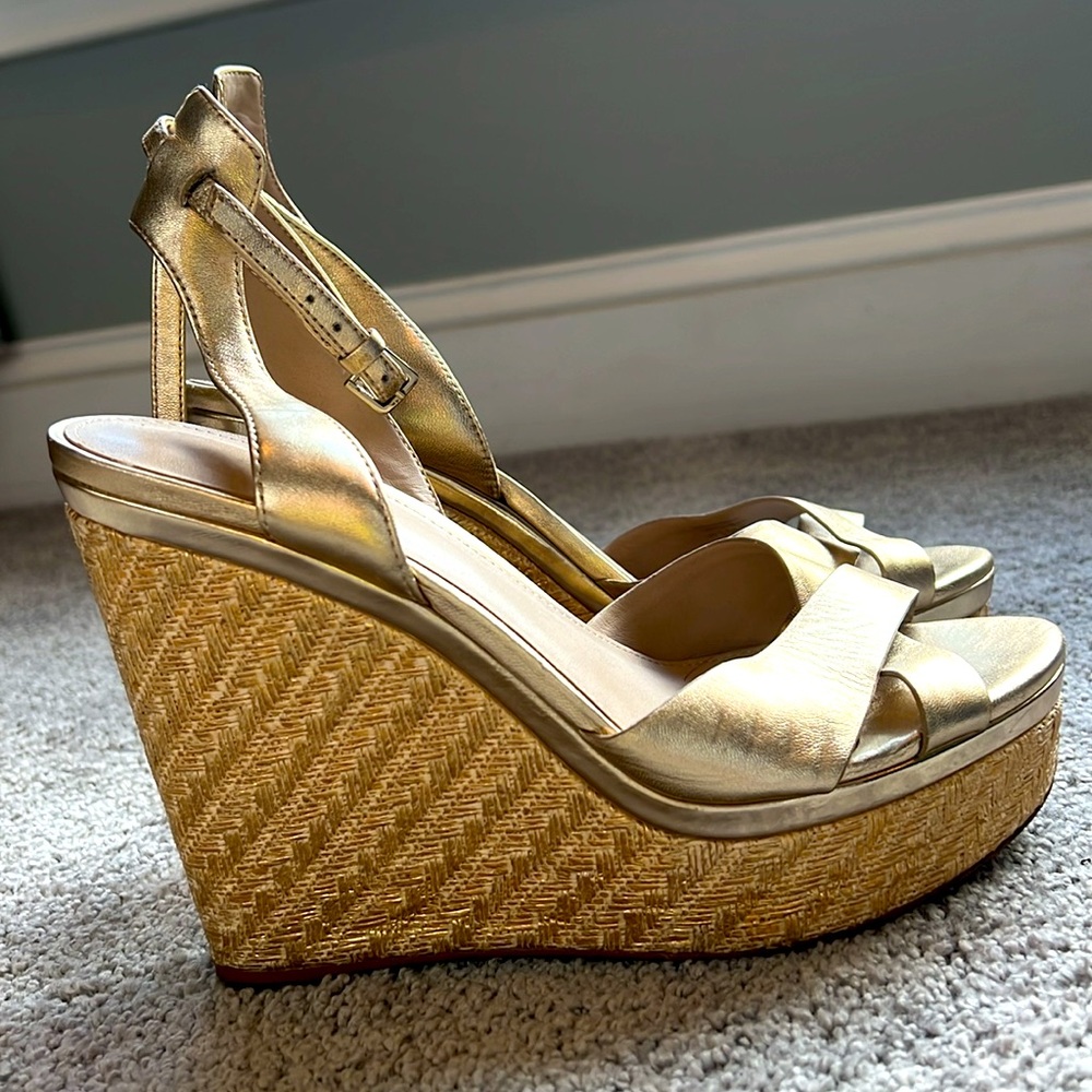 Aldo platform espadrille wedge sandals. Gold leather. Size 8.